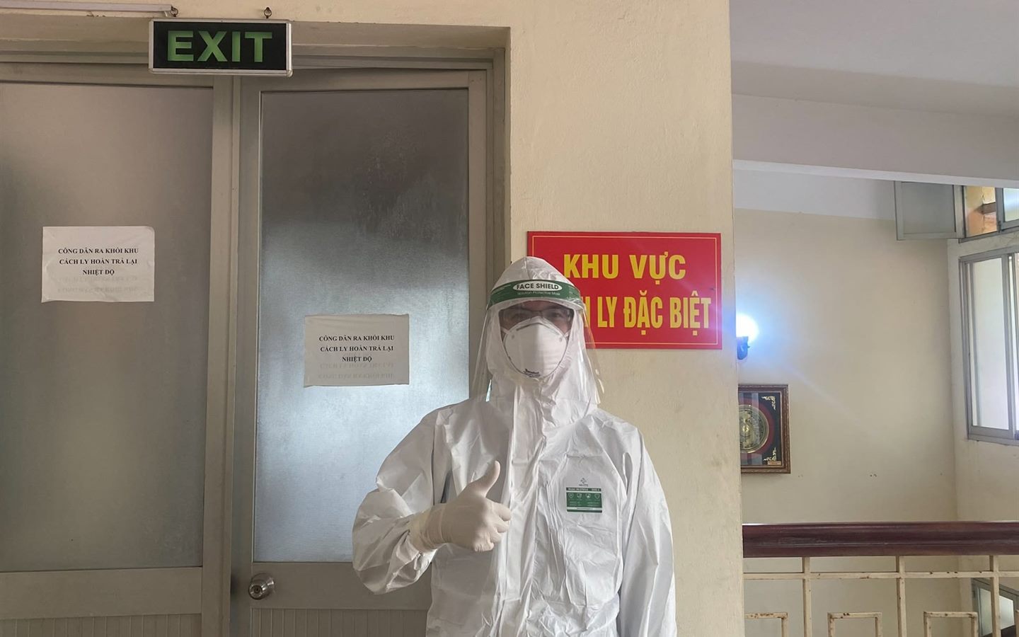 Bác sĩ Lê Trung Kiên mặc đồ bảo hộ toàn thân trước cửa khu vực cách ly đặc biệt trong thời gian làm việc tại khu điều trị COVID-19