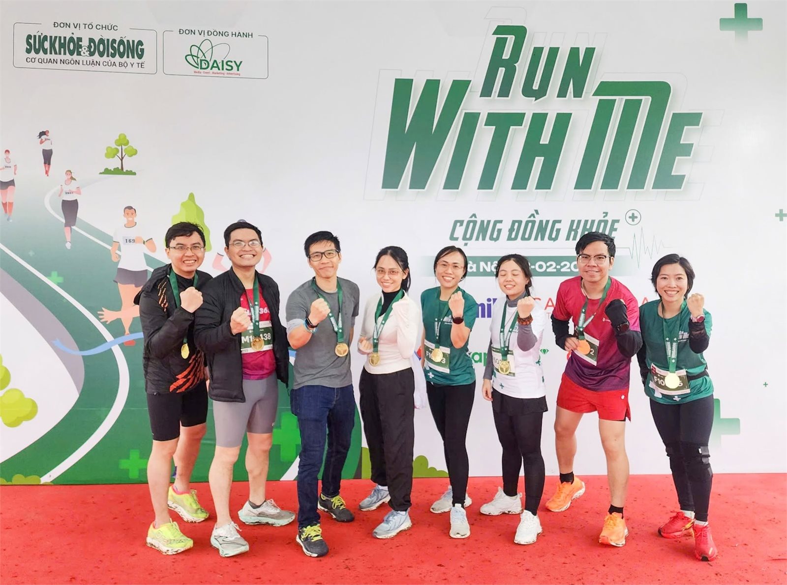 Nhóm vận động viên phong trào tại giải chạy Run With Me — Cộng đồng khỏe, Hà Nội