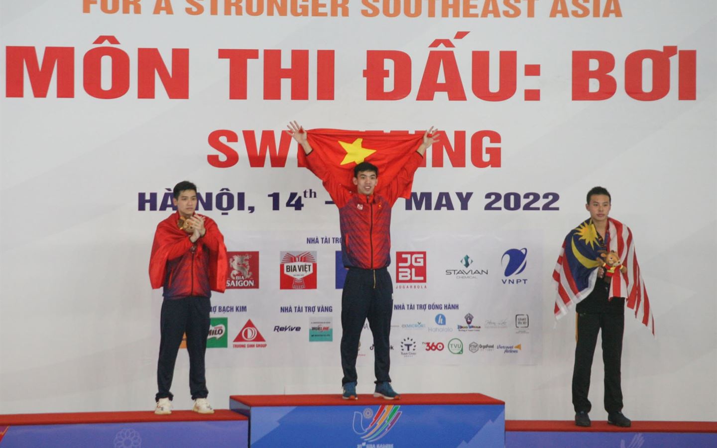 Nguyễn Huy Hoàng giương cờ Việt Nam trên bục nhận huy chương môn bơi SEA Games 31