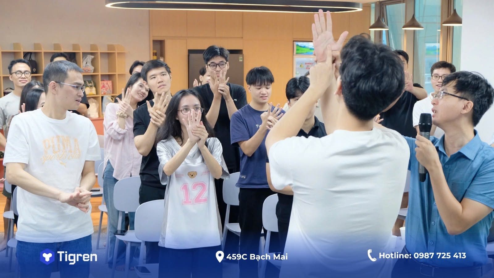 Nhân viên văn phòng Tigren cùng thực hành bài tập giãn cơ ngay tại chỗ trong buổi talkshow