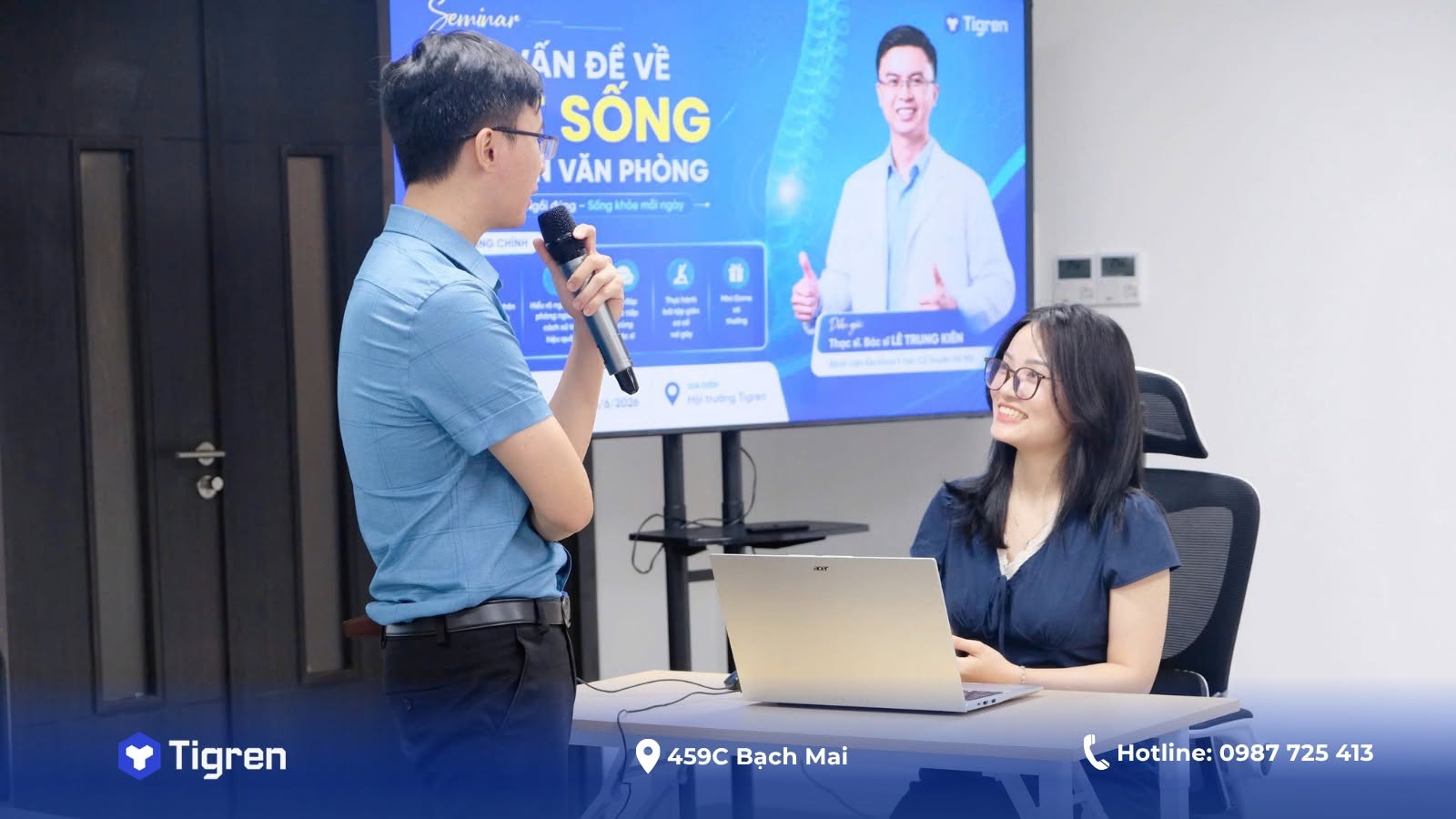 Bác sĩ Lê Trung Kiên trả lời câu hỏi của nhân viên văn phòng tại buổi talkshow về cột sống ở Tigren