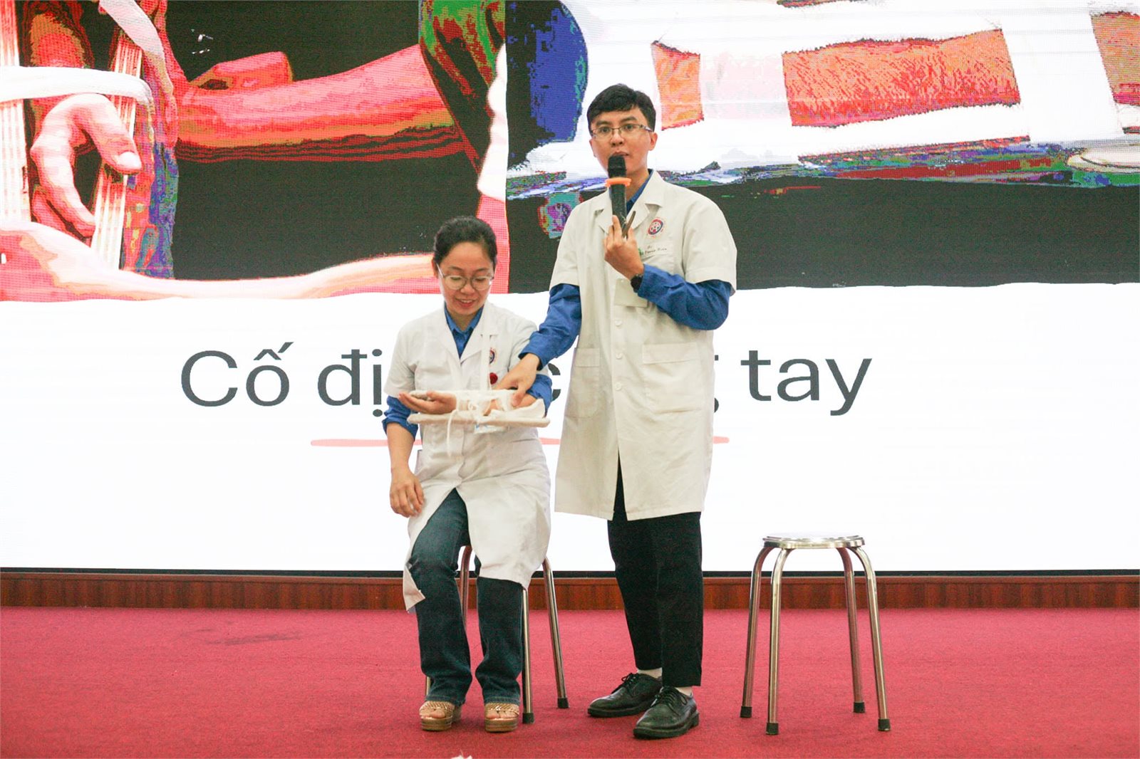 Bác sĩ Lê Trung Kiên hướng dẫn thực hành cố định nẹp cẳng tay khi sơ cứu