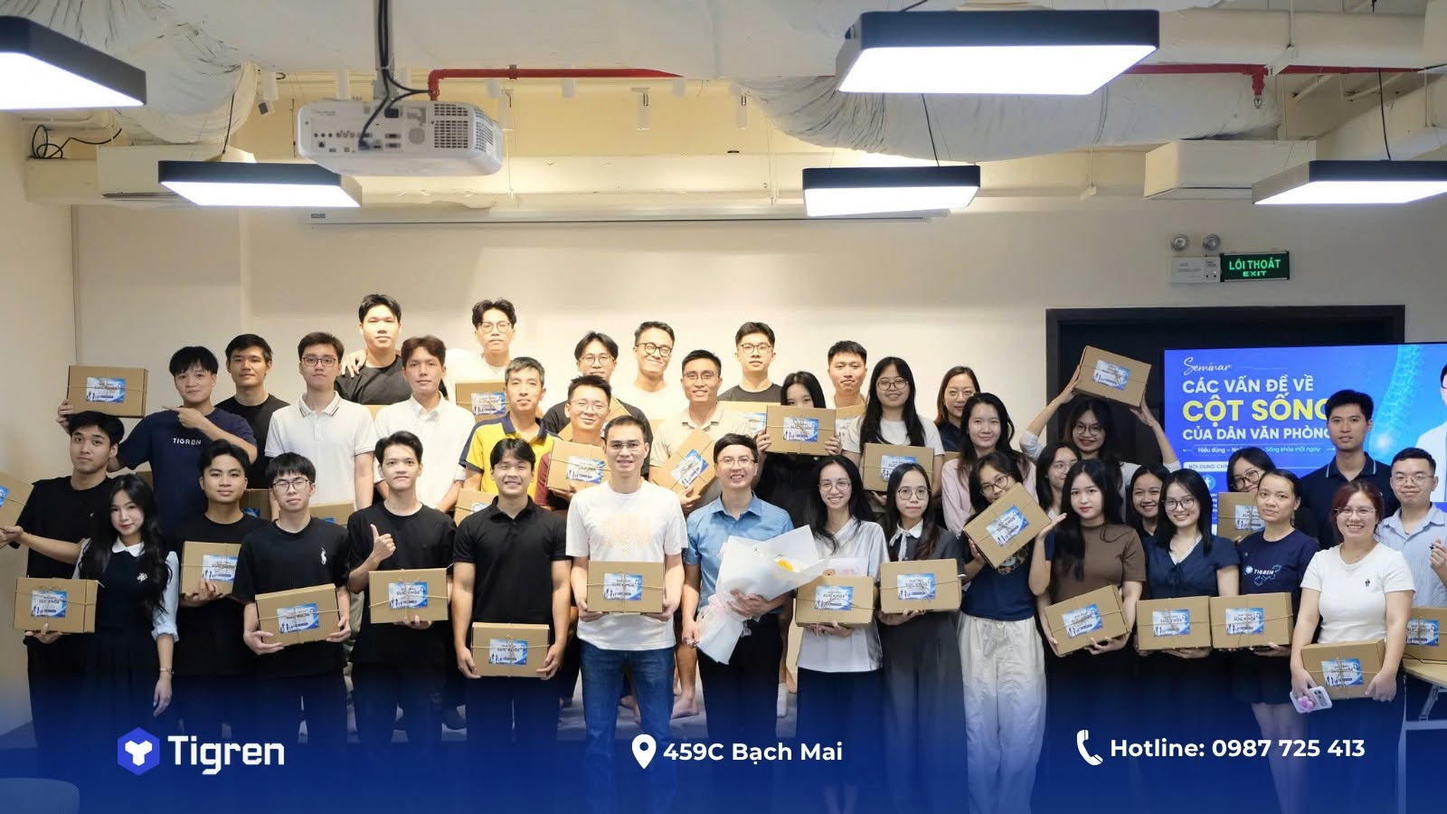 Bác sĩ Lê Trung Kiên cùng toàn thể nhân viên Tigren sau seminar Các vấn đề về cột sống của dân văn phòng