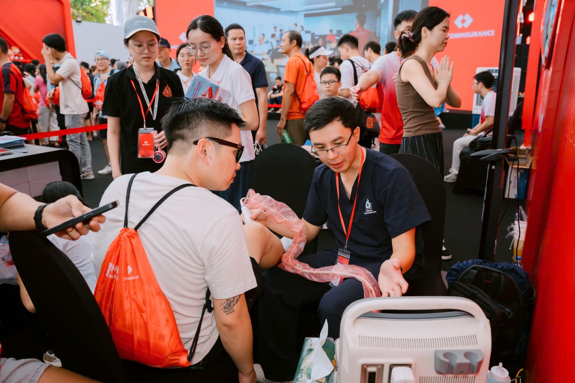 Bác sĩ Lê Trung Kiên siêu âm sàng lọc chấn thương cơ xương khớp cho runner tại giải Techcombank Ha Noi Marathon 2026