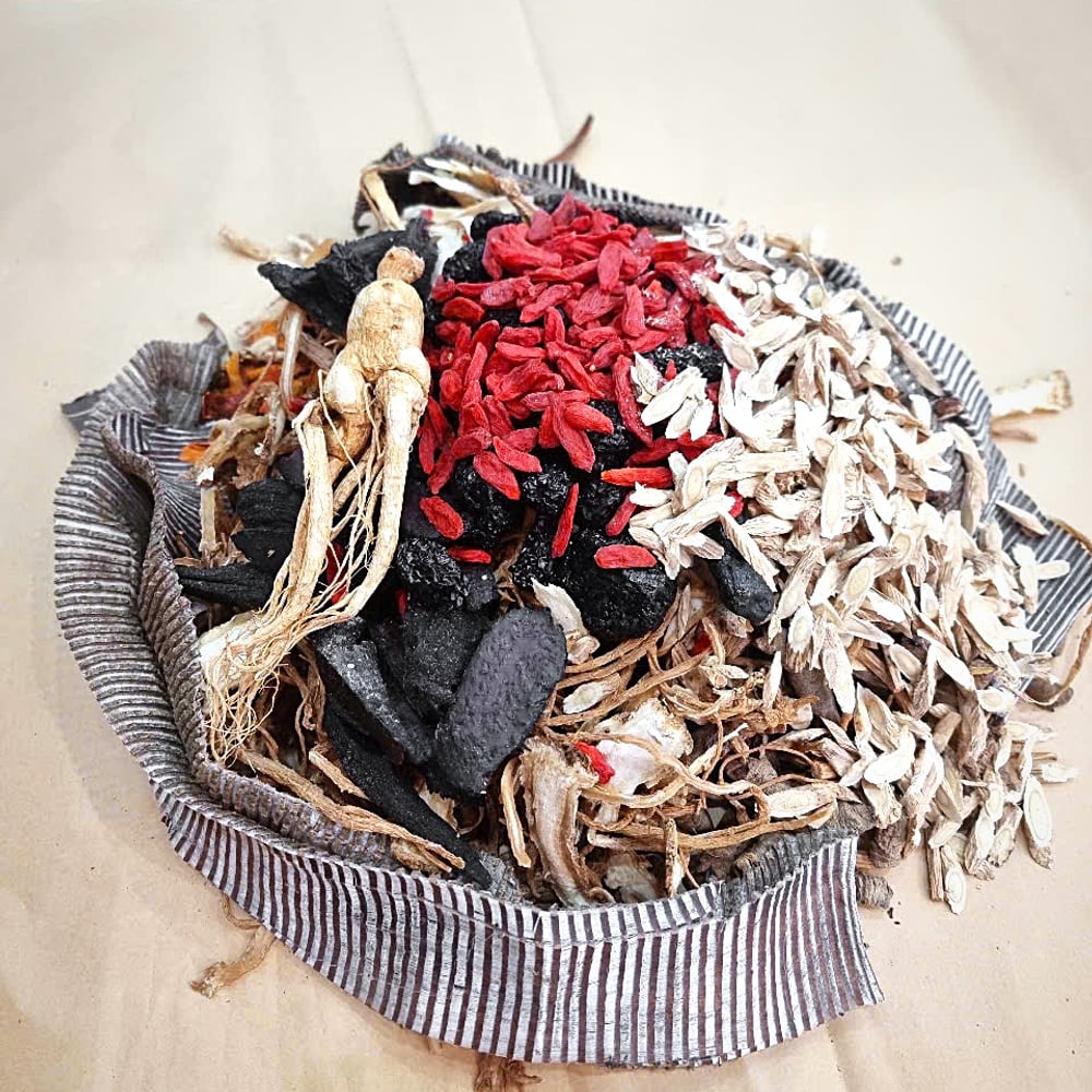 Thuốc ngâm rượu — tự bào chế bởi Bác sĩ Lê Trung Kiên