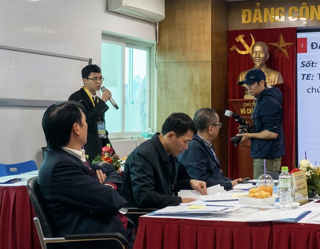 Bác sĩ Lê Trung Kiên báo cáo trước hội đồng chấm thi tại Hội thi Kỹ thuật sáng tạo tuổi trẻ ngành Y tế khu vực Hà Nội lần thứ 30