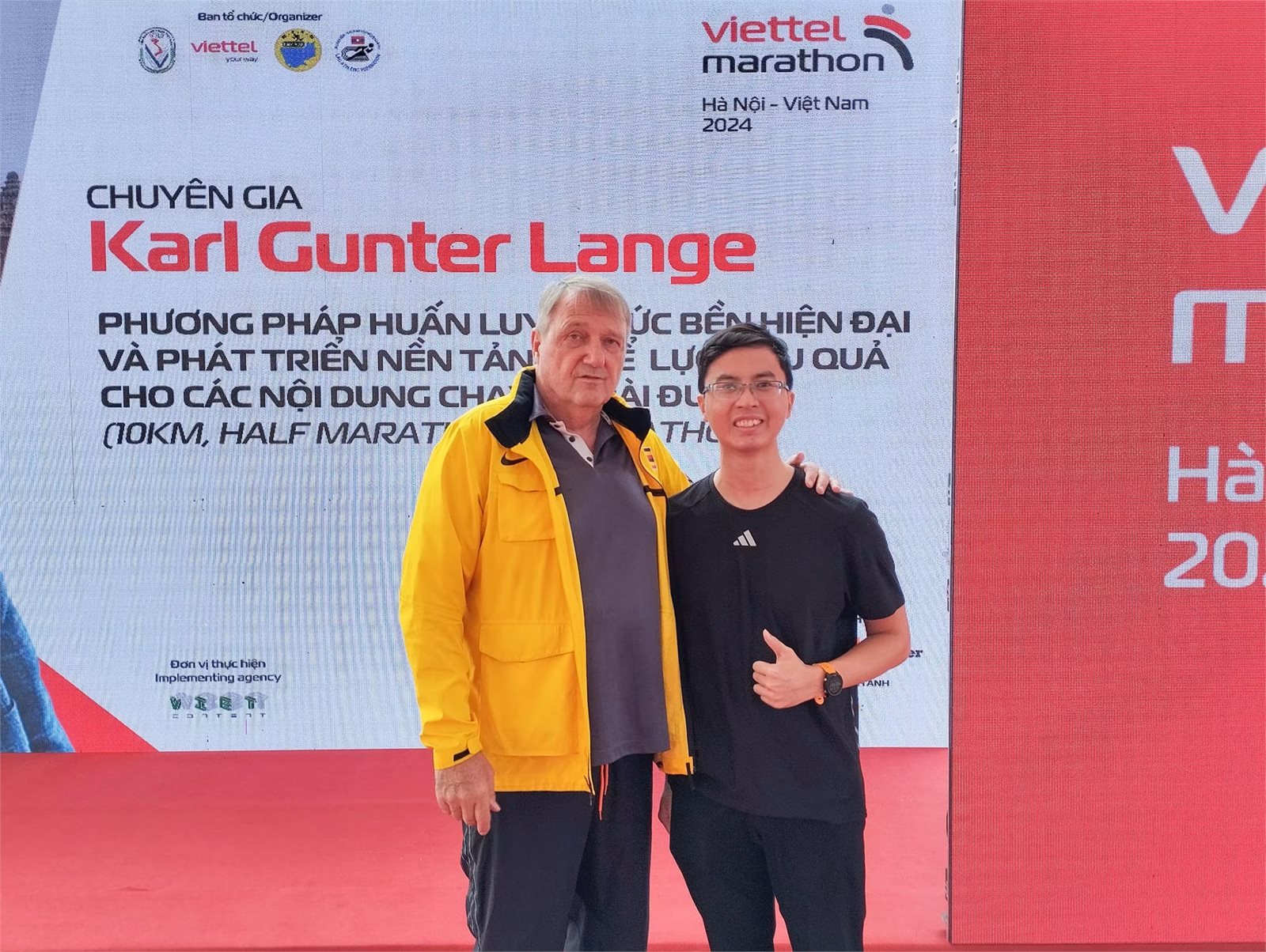 Bác sĩ Lê Trung Kiên cùng chuyên gia Karl Gunter Lange tại Viettel Marathon Hà Nội 2024