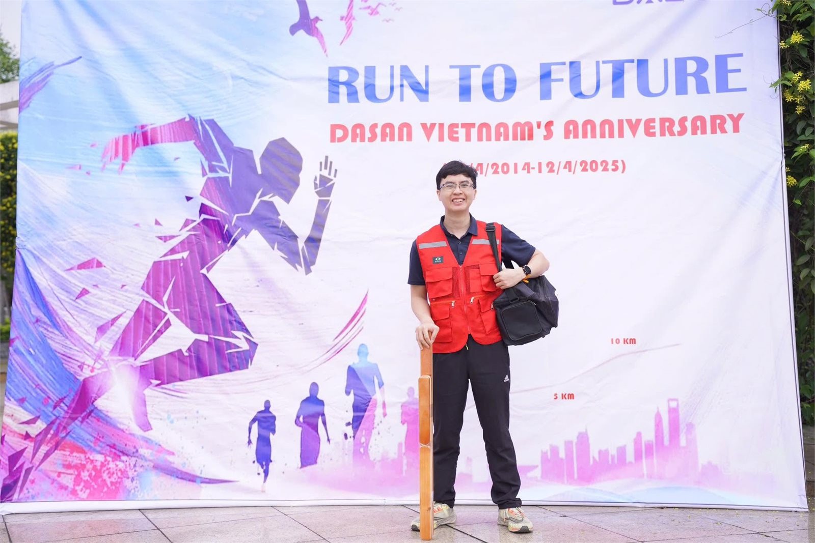 Bác sĩ Lê Trung Kiên trực y tế tại một giải chạy phong trào