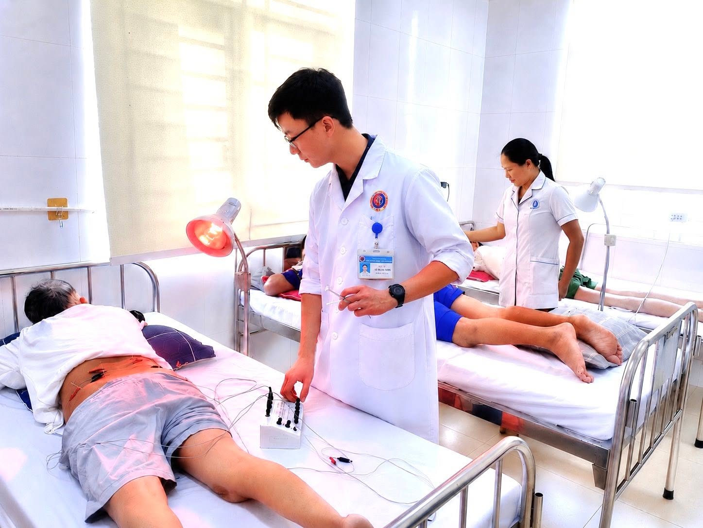 Điện châm điều trị cho bệnh nhân tại khoa Y học cổ truyền